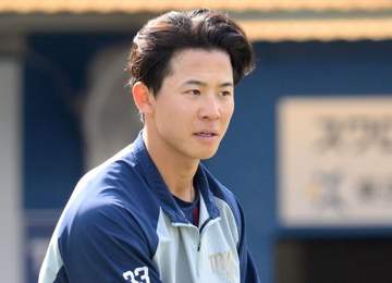 ヤクルト・内山は「左肩関節脱臼」の診断 球団発表 19日・広島戦の守備でダイビングキャッチ試み負傷