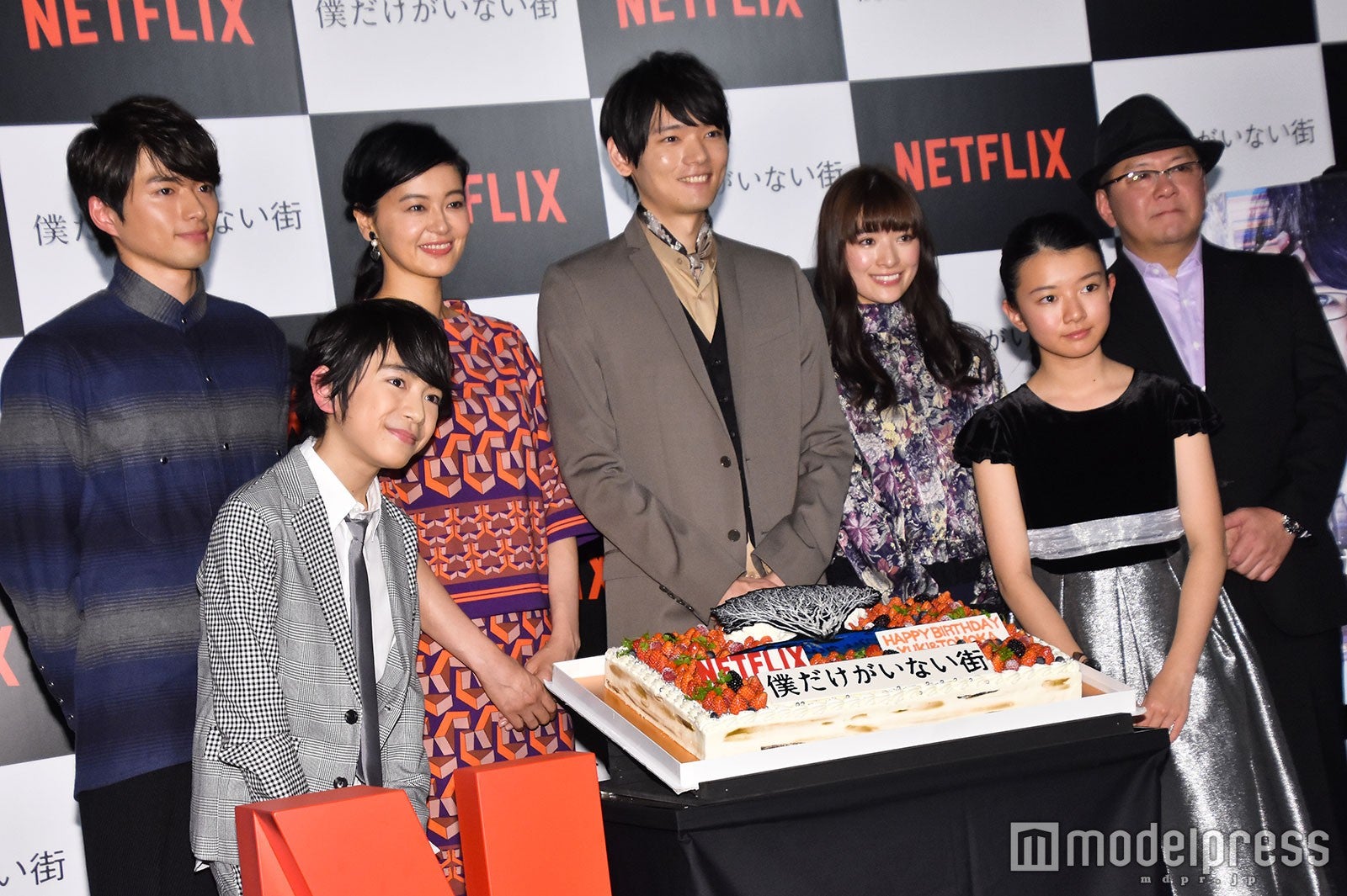 （前列左から）内川蓮生、柿原りんか（後列左から）白洲迅、黒谷友香、古川雄輝、優希美青、下山天監督 （C）モデルプレス