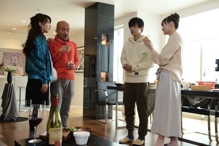 知英、竹中直人、吉沢亮、大政絢(C)清智英・大倉かおり/講談社・2018映画「レオン」製作委員会