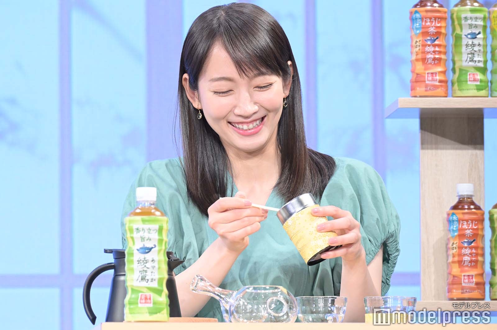 お茶入れ体験をする吉岡里帆（C）モデルプレス
