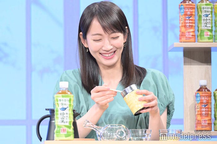 お茶入れ体験をする吉岡里帆(C)モデルプレス