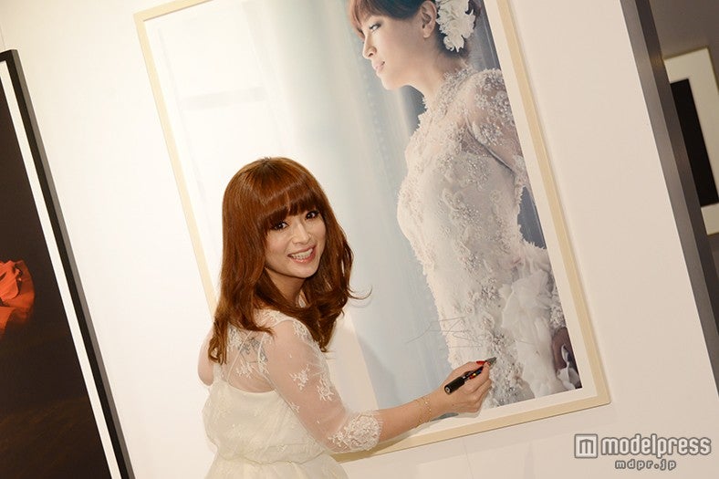 浜崎あゆみ、初写真展にミニスカドレスで来場 | ORICON NEWS