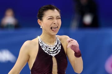 坂本花織が涙のフリー1位で銀メダル以上確定！「嬉しさが大爆発しました」3連続ジャンプが2連続になり舌ペロ苦笑いも貫禄みせた 団体戦ついに米国に追いつく首位！同点で男子フリーが最終決戦に