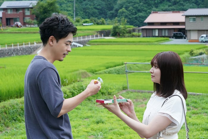 成田凌、吉川愛「降り積もれ孤独な死よ」第4話より(C)井龍一・伊藤翔太/講談社(C)ytv