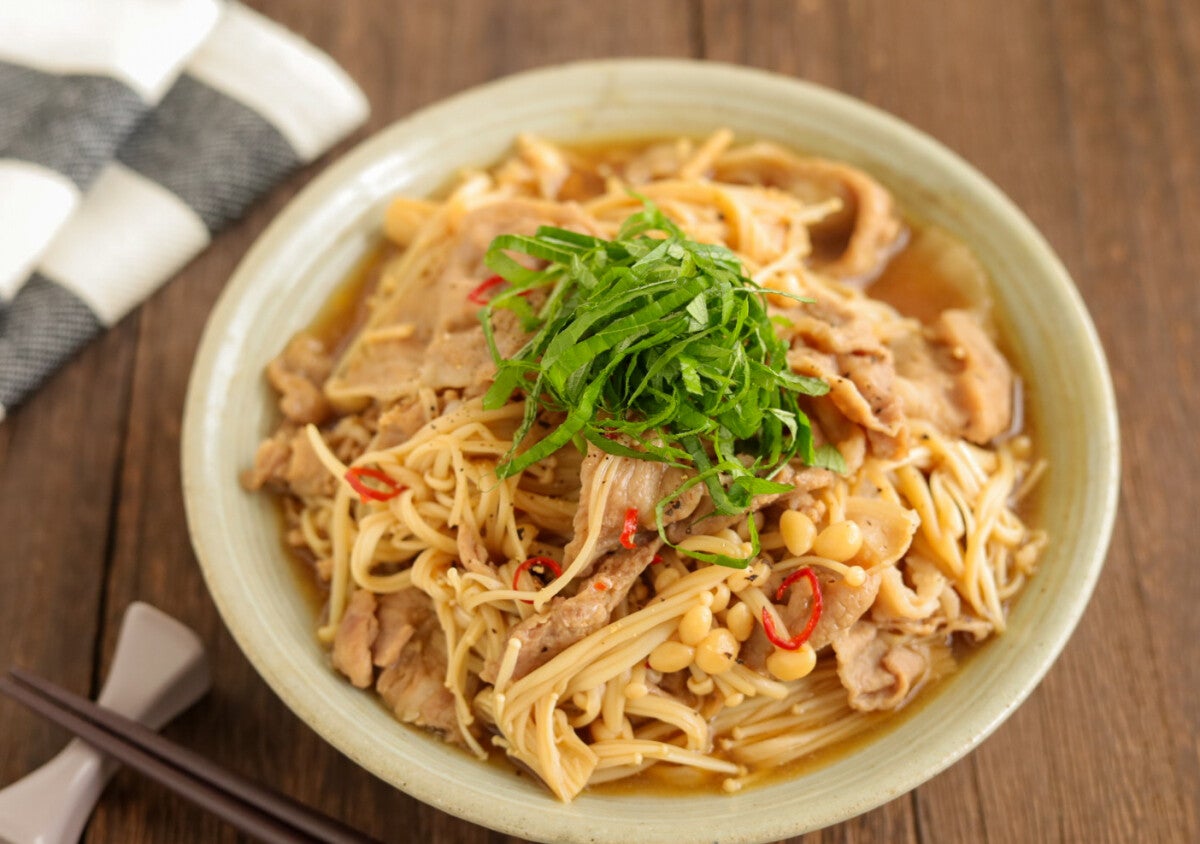 フライパンに全部入れて煮るだけ！コウケンテツさんの「豚こまえのき」がごはん泥棒だった！