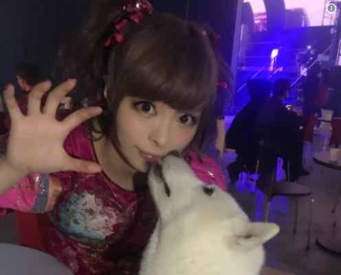 きゃりー「有名なお父さん」と“キス”「羨ましい」の声続々