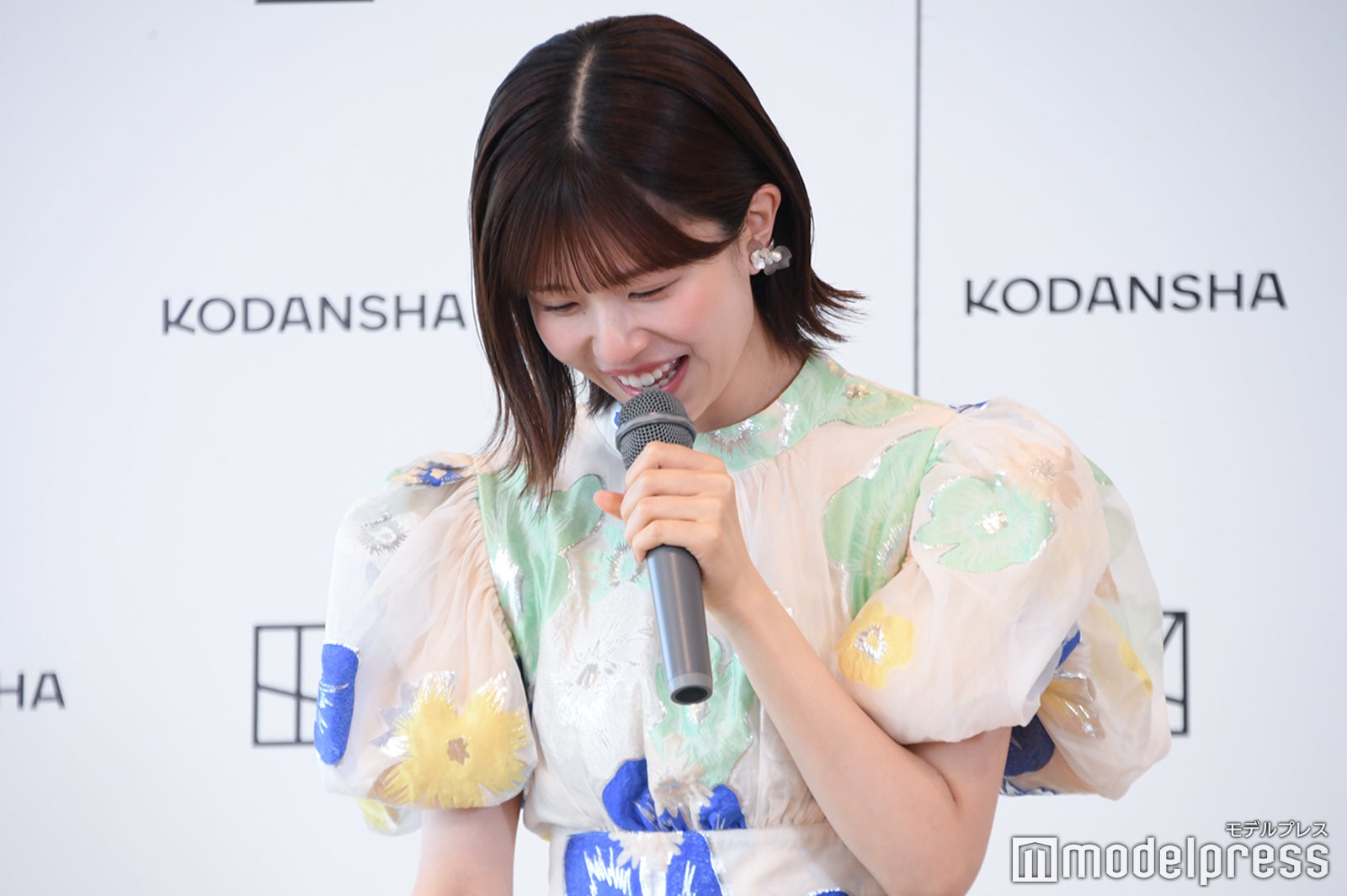 一回転をした後に下を向く松田好花（C）モデルプレス