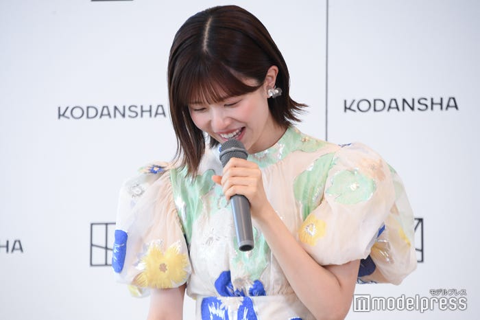 一回転をした後に下を向く松田好花(C)モデルプレス