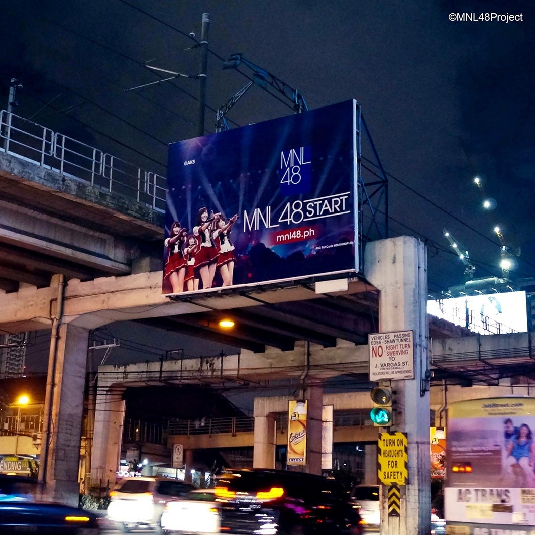 マニラの街頭のMNL48ビルボード／（C）Hallohallo Entertainment Inc.