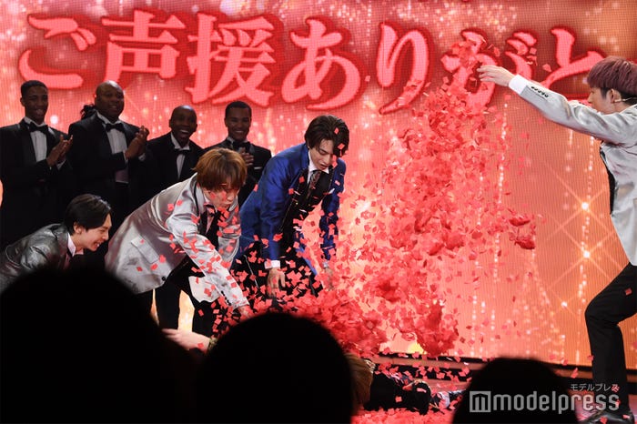 堂本光一を紙吹雪で埋めにかかる松尾龍、越岡裕貴、佐藤勝利、松崎祐介(C)モデルプレス