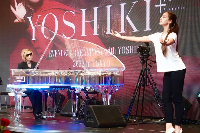 （左から）YOSHIKI、ネリア・イワノワさん （C）日本テレビ