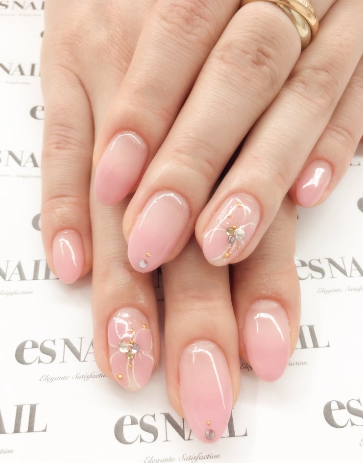 人気のフレンチネイル／画像提供：esNAIL