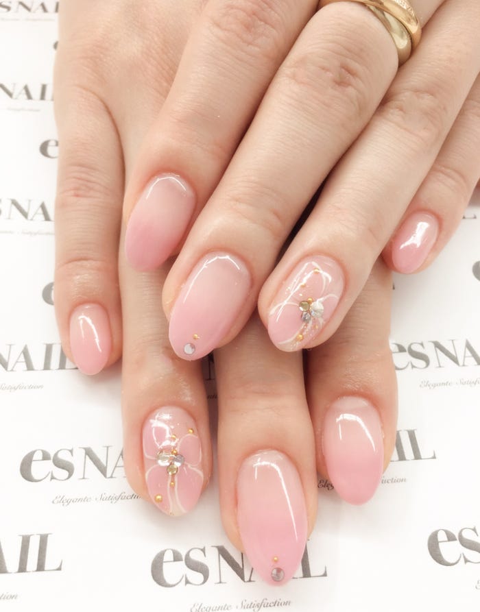 人気のフレンチネイル/画像提供:esNAIL