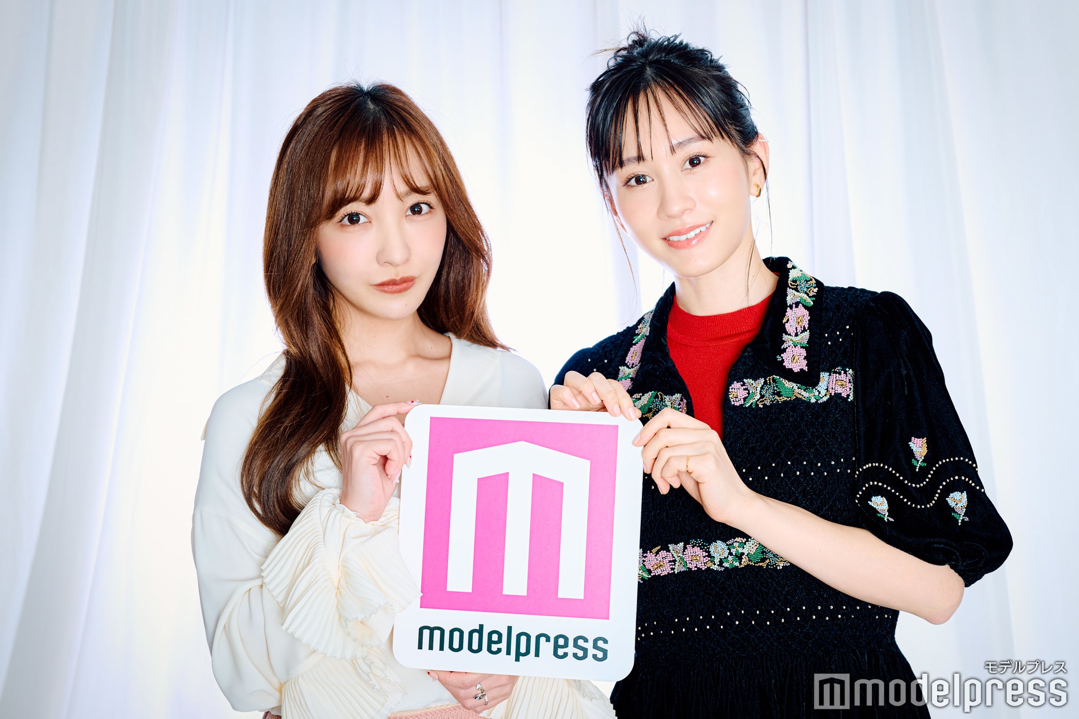 板野友美、前田敦子（C）モデルプレス