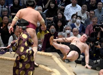 大関安青錦が負け越し危機 大栄翔に突き倒されて7敗目 綱とり場所でまさかの事態に やや足引きずり、視線落とし引き上げる