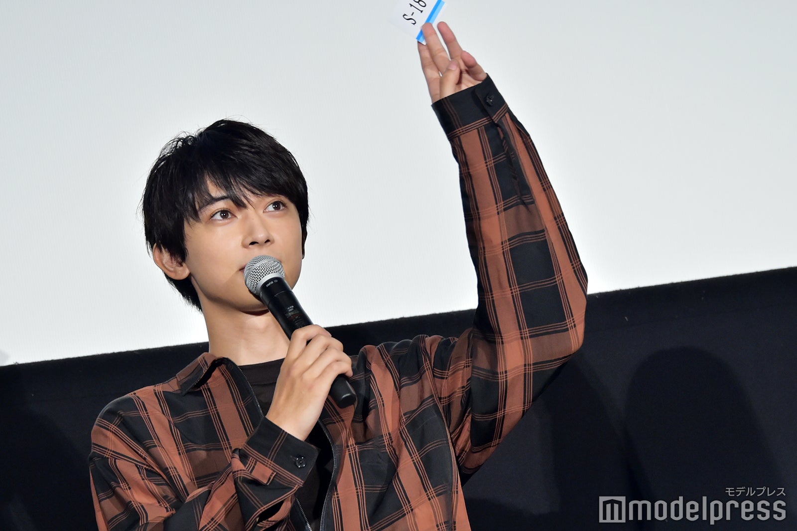 くじを引いた吉沢亮 （C）モデルプレス