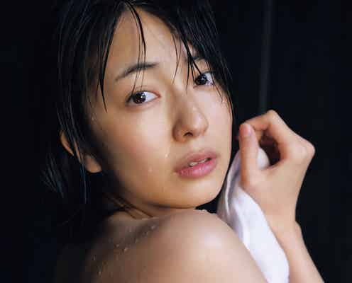 小島梨里杏、バスタオル1枚×すっぴんで無防備な姿<1st写真集「半透明」>