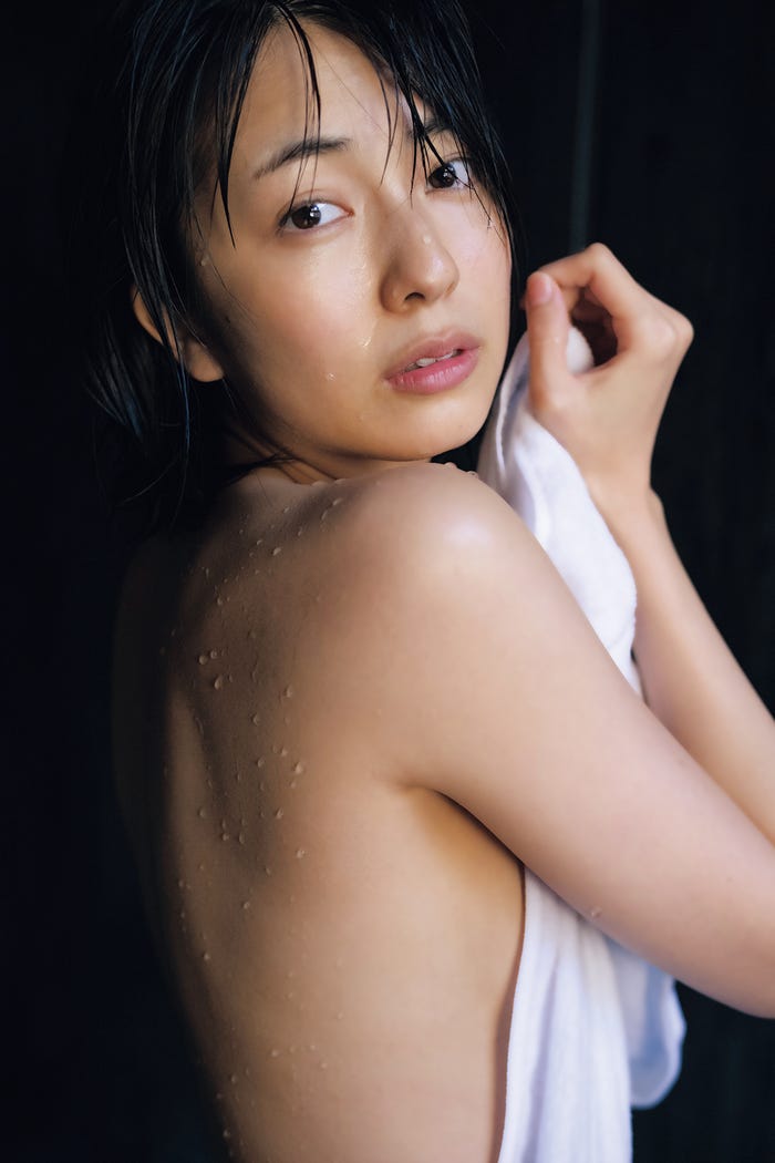 小島梨里杏1st写真集「半透明」(撮影/矢西誠二)