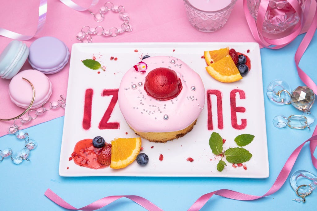 IZ*ONEコラボカフェ「IZ*ONE CAFE」東京・大阪・福岡に、ピンク色フードやドリンク提供