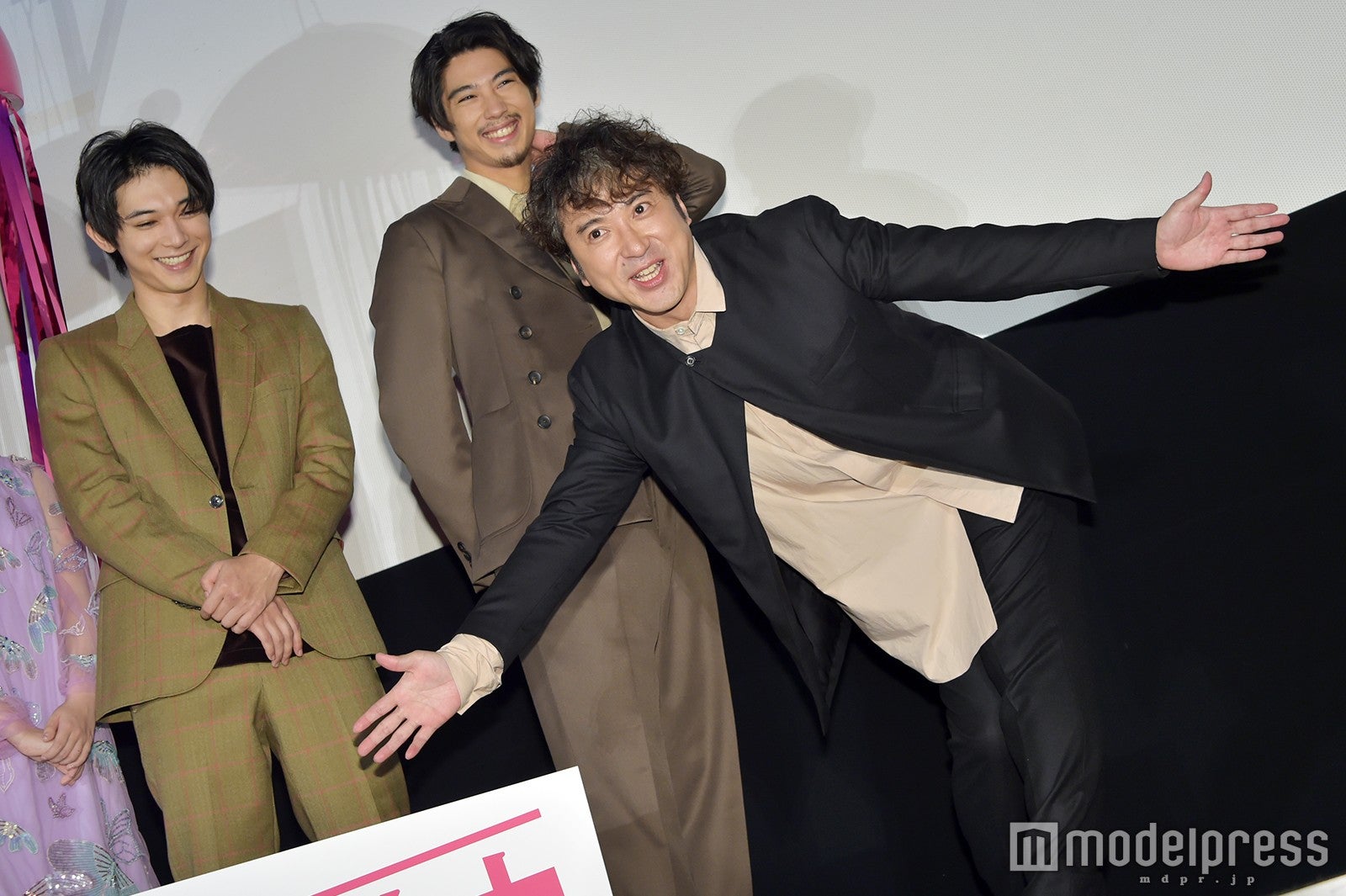 集合写真で自分だけカットされないよう工夫するムロツヨシ（C）モデルプレス