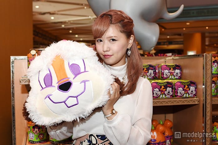 クッション(リバーシブル)¥3300 雪男チップ/モデル:河西里音