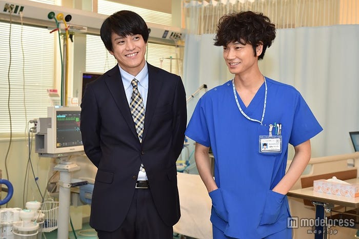 小栗旬、綾野剛/(C)TBS