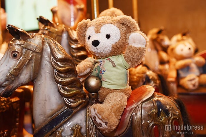 メリーゴーランドで遊ぶダッフィー