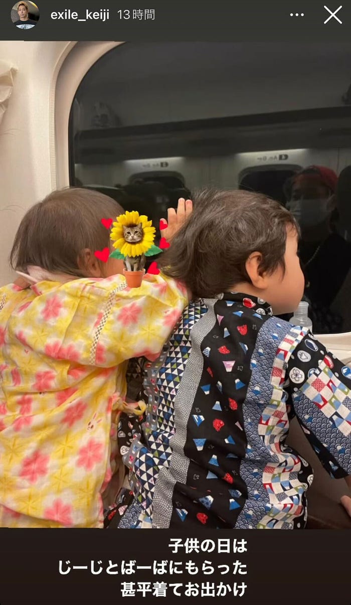 甚平を着た子どもたちとそれを撮影する黒木啓司/黒木啓司公式Instagramストーリーズより