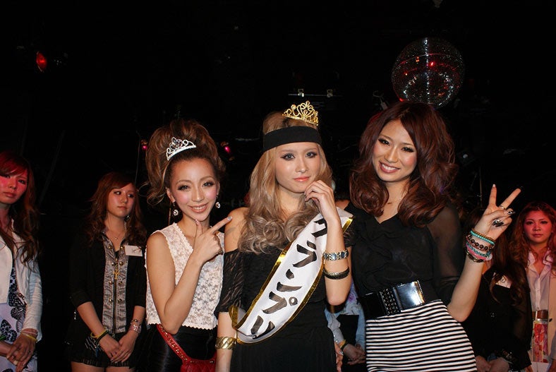 左から：ろみひ、高橋愛、愛奈