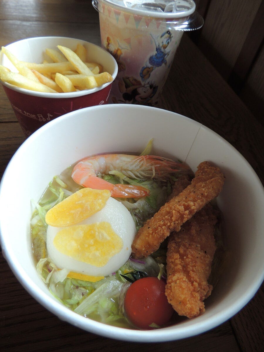 「キャンプ・ウッドチャック・キッチン」の、シェフのおすすめセット 1440円。エビとチキンテンダーの冷やし麺（ゆず塩、はんぺん添え）、フレンチフライポテト、ソフトドリンクのセット