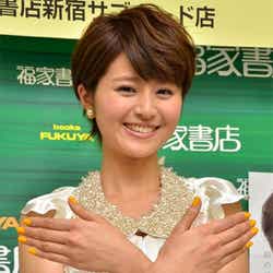 ファースト写真集「ちなみに…。」の刊行記念握手会を開催した鈴木ちなみ