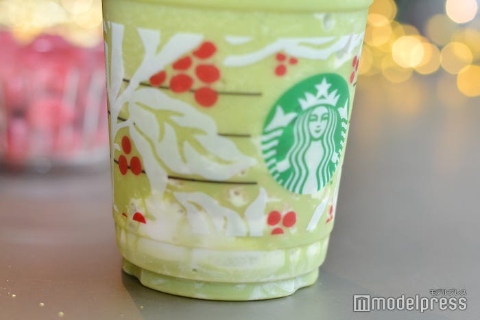 カップの底にはホイップクリーム&ローストマカダミア (C)モデルプレス