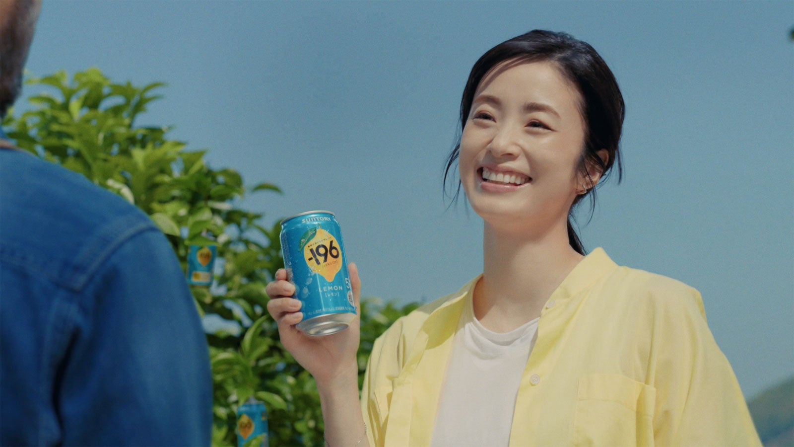 上戸彩／新TVCM「レモンの缶が実る果樹園」篇より（提供写真）
