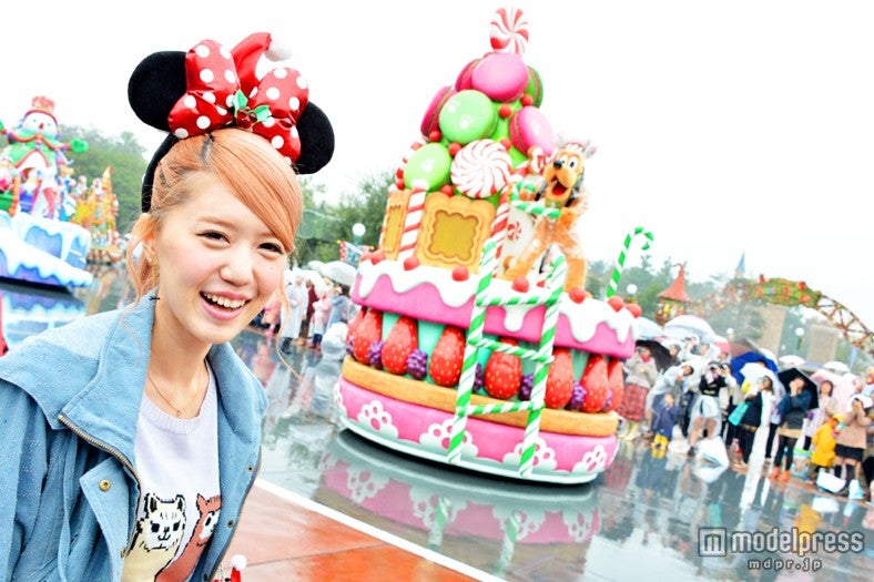 レインコートを着用したディズニーキャラクターが逆に新鮮／モデル：河西里音