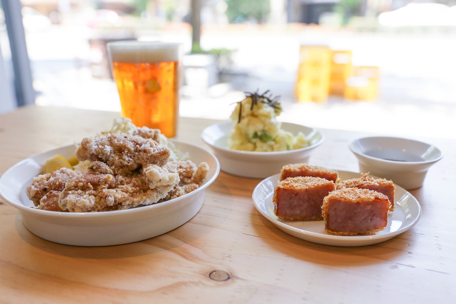 立ち飲みは4枚1,000円でこんなメニュー／画像提供：STAND BY ME