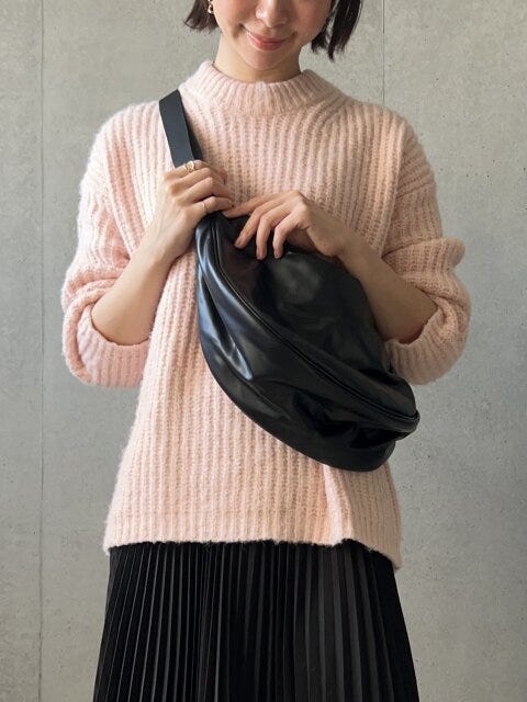 レザータッチラウンドバッグを肩からかけてみた