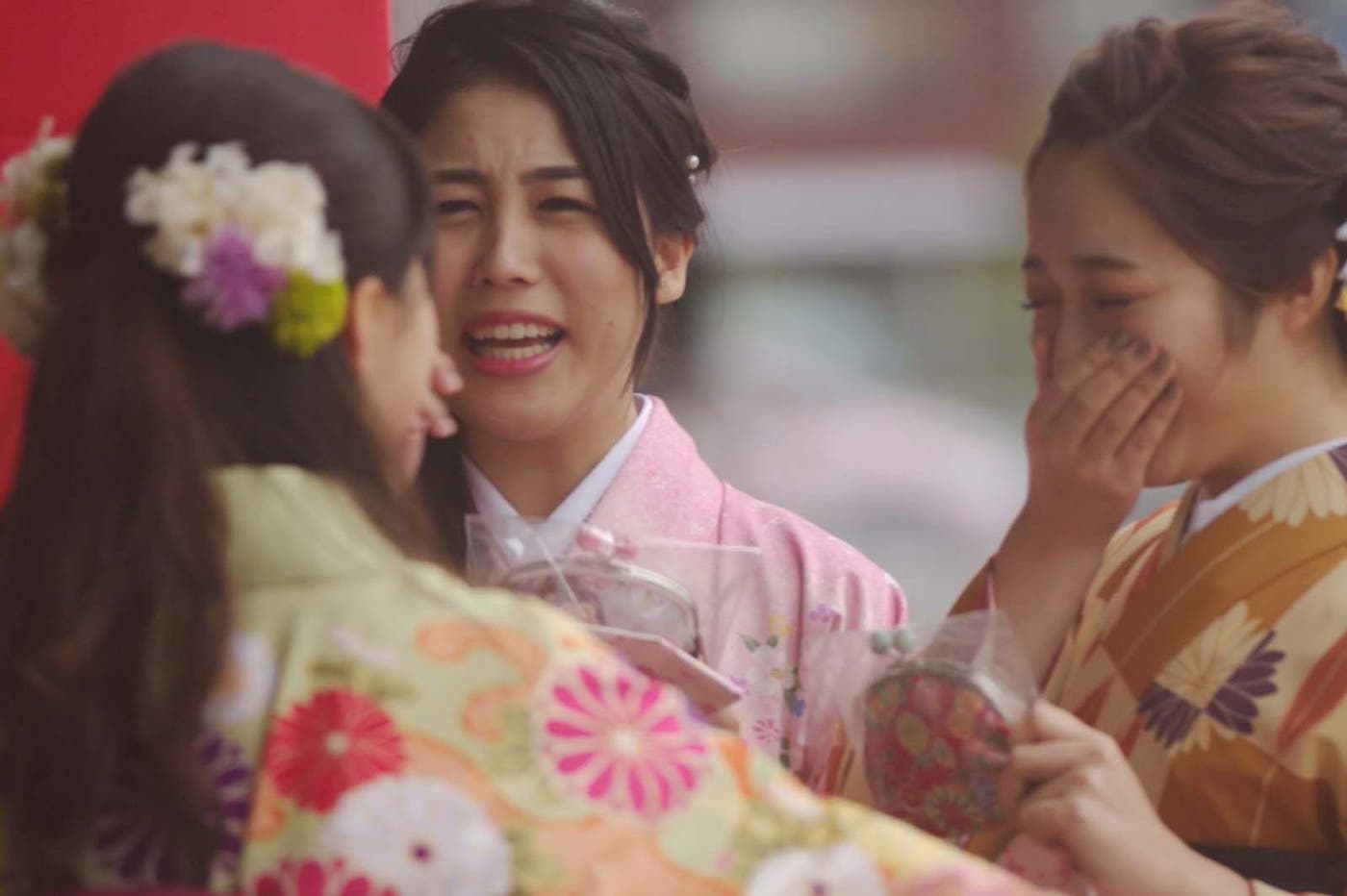 三井住友銀行の動画より/(左から)大迫瑞季さん、小倉可愛さん、吉田ももみさん