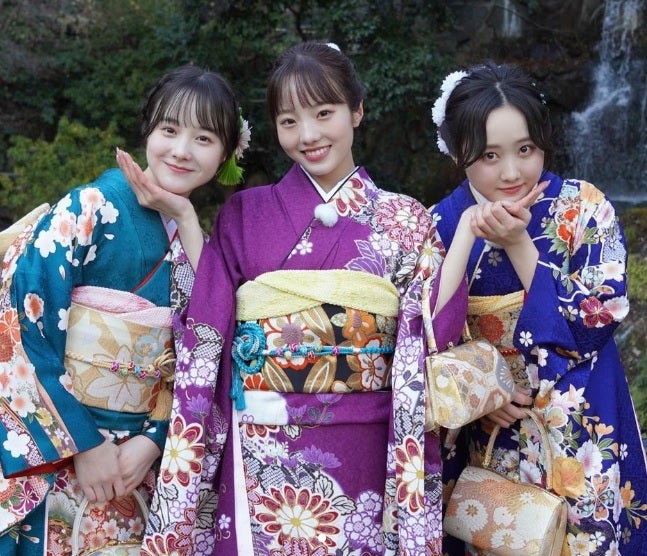本田真凜・望結・紗来“3姉妹”振袖ショット公開 イナバウアーポーズも披露