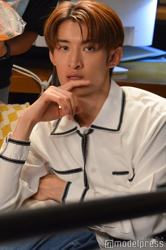 カメラを見つけると即座にキメてくれた向井康二(C)モデルプレス