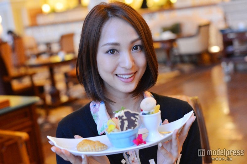 “ディズニー・イースター”アフタヌーンティーセット／モデル：福間文香