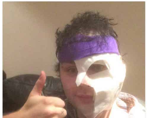 1Dの弟分「5SOS」メンバー、ライブ中に顔面やけど