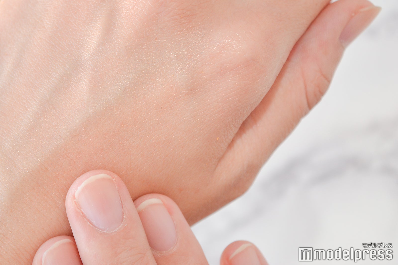 24金は肌に吸収され、しっとり潤った肌にはツヤ感も（C）モデルプレス