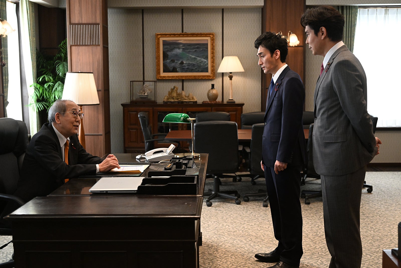 岸部一徳、草なぎ剛、小澤征悦 「罠の戦争」第8話より（C）カンテレ