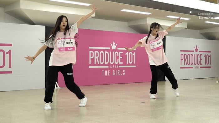 栗原果乃、会田凛(C)PRODUCE 101 JAPAN THE GIRLS