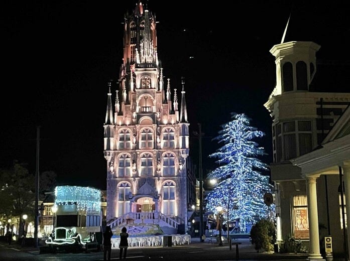 美しく輝くギヤマンミュージアム建屋とクリスマスツリー