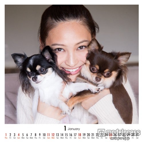 大政絢、大人の色香漂う姿を公開　初の試みに挑戦／「大政絢オフィシャルカレンダー2015」より