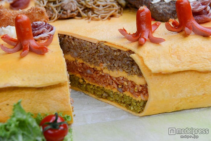 “泥そばケーキ”の断面/そばめし&チキンライス&カレーピラフの三段仕立て