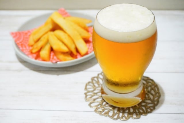 フライドポテトとグラスに注がれたベルジャンゴールド