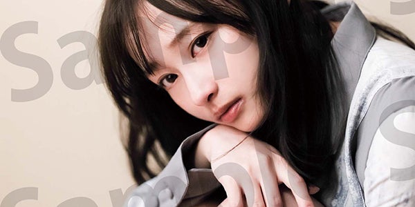 日向坂46影山優佳、アンニュイな雰囲気で美脚披露 1st写真集