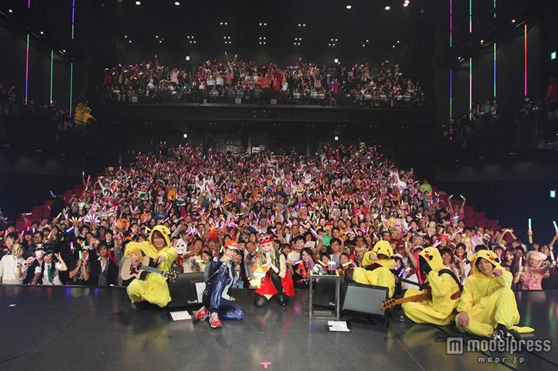 詰めかけたファンもコスプレで参加